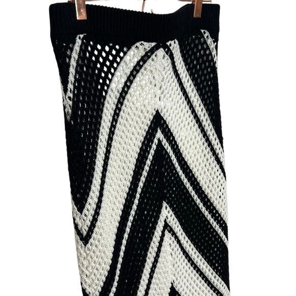 Willow & Wind Crochet Knit Chevron Fringe Pull On Skirt Black White Size Medium - Picture 3 of 8